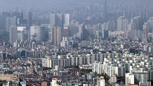 수도권 전월세 가구의 주거비 부담이 높아져 전월세 부담을 낮춰줄 전월세 3종 세트가 도입될 전망이다.   <연합뉴스>